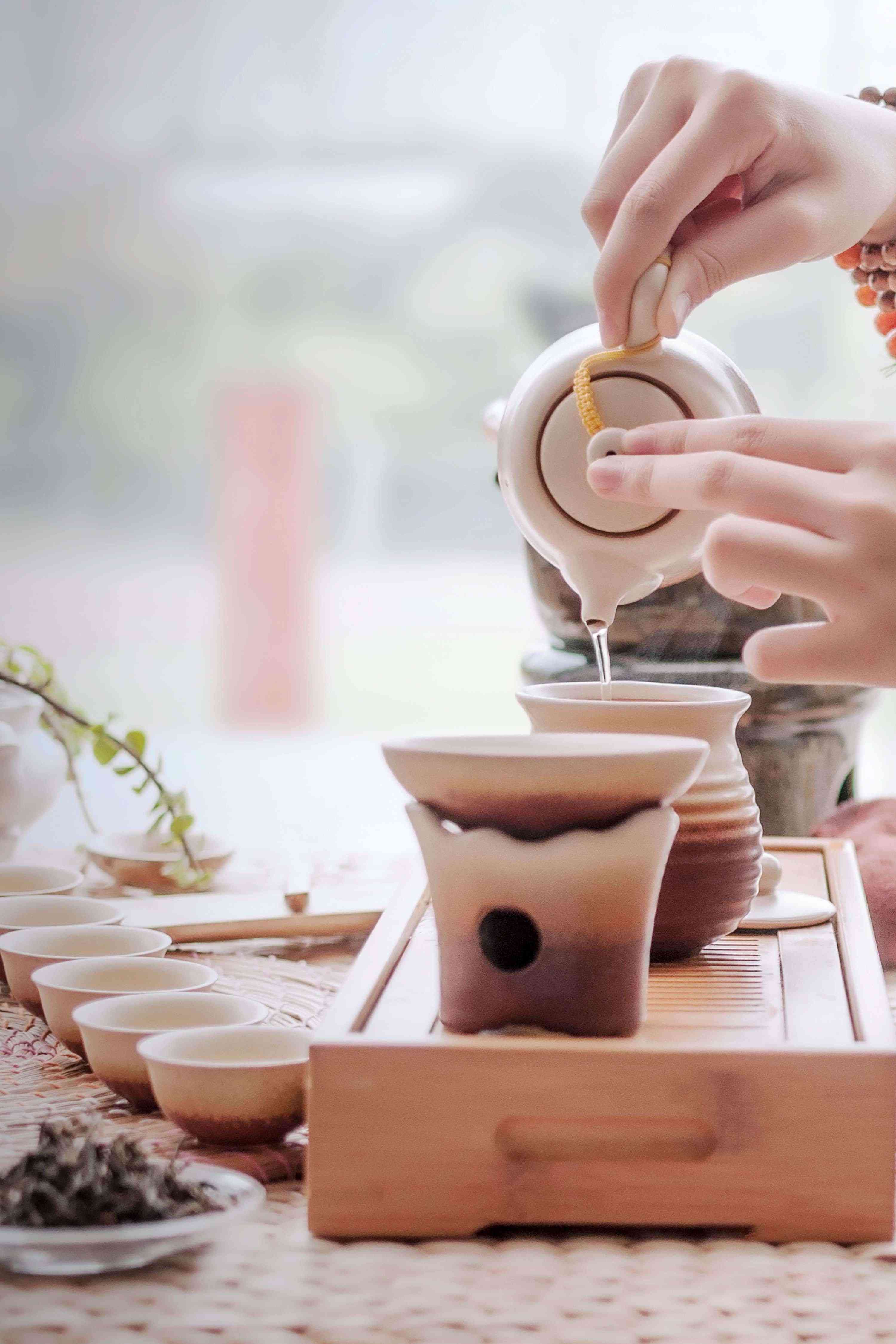 安静的午后，慢慢沏一壶茶
